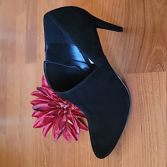 KARL LAGERFELD PARIS Black Suede Leather Mishka Ankle Boot Size 10 - Picture 3 of 6